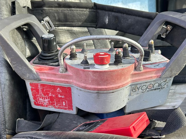 #2237-•-2006-mack-tri-axle-concrete-placement-truck-image-81