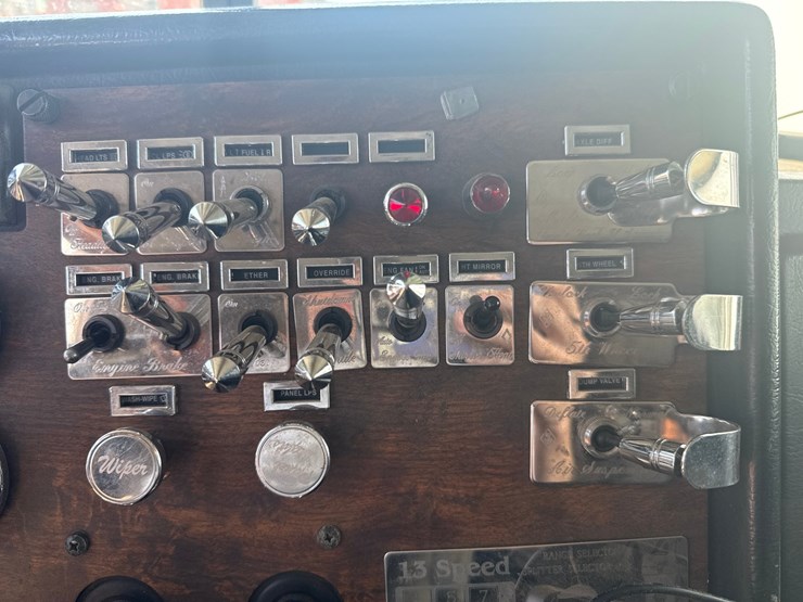 1994-peterbilt-359-image-58