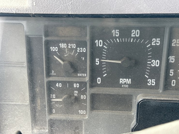 1995-international-8100-image-53