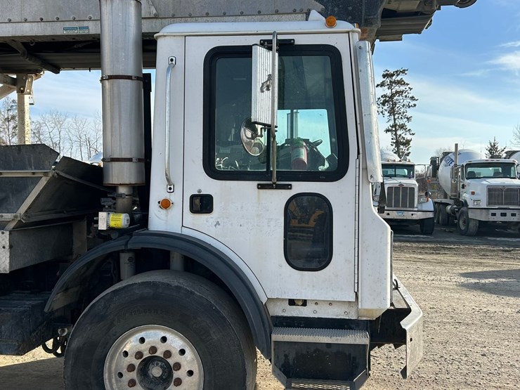 #2237-•-2006-mack-tri-axle-concrete-placement-truck-image-10