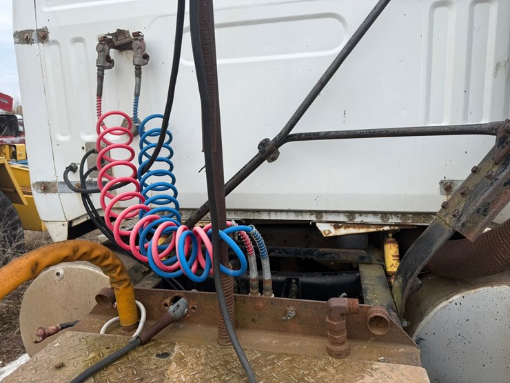 #1117-•-volvo-whitegmc-day-cab-truck-tractor-image-35