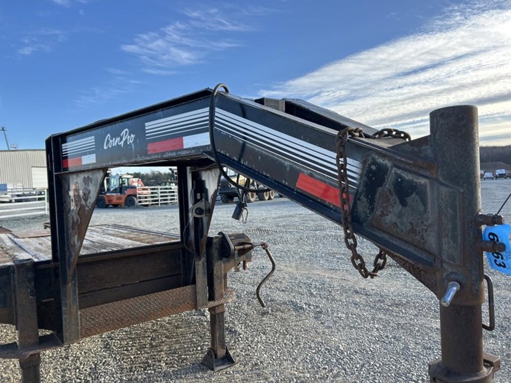 2016-massey-ferguson-8-image-11