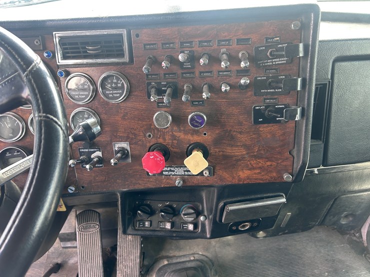 2000-peterbilt-379-image-49