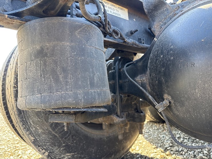 #2199-•-2020-international-a26-sleeper-cab-truck-tractor-image-32