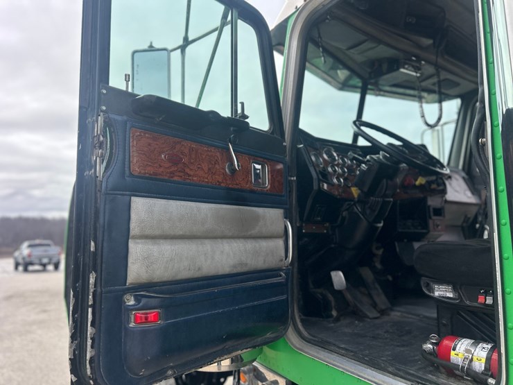 1999-peterbilt-379-image-43