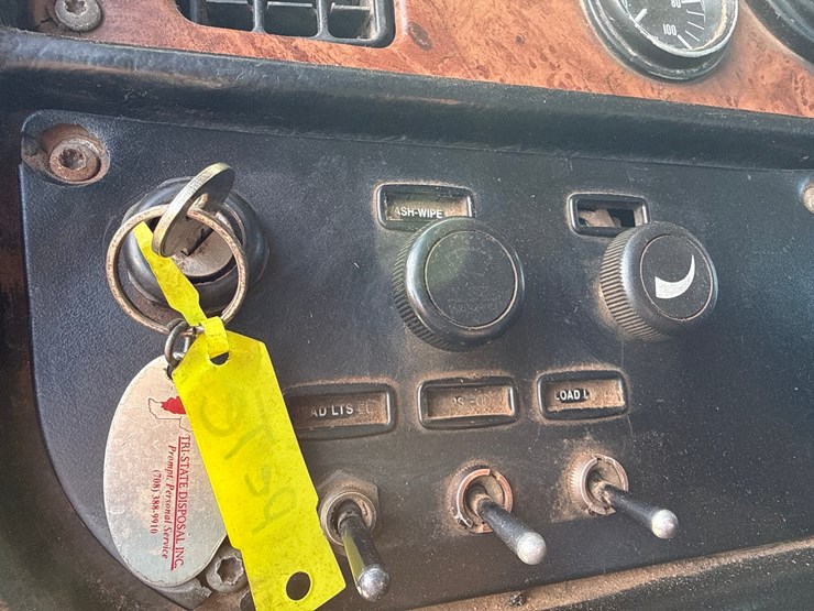 2004-peterbilt-378-image-50