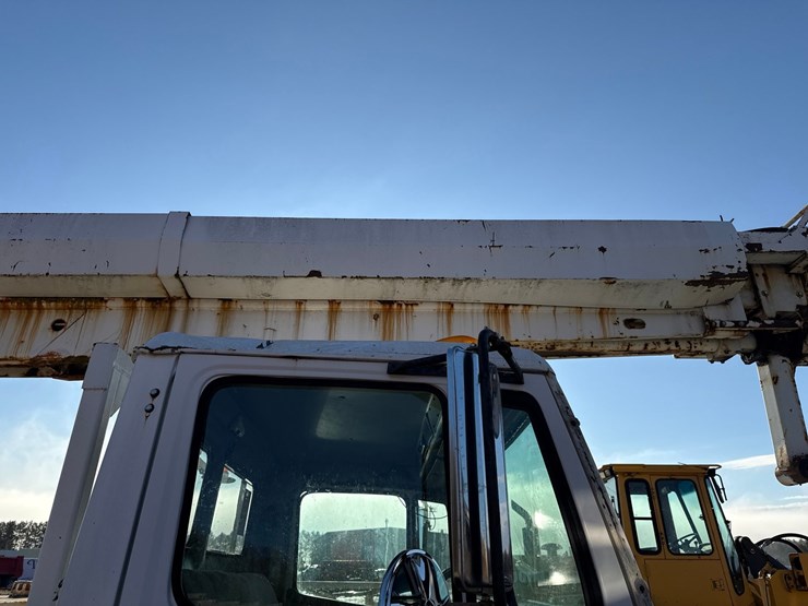 1998-freightliner-fl70-image-41