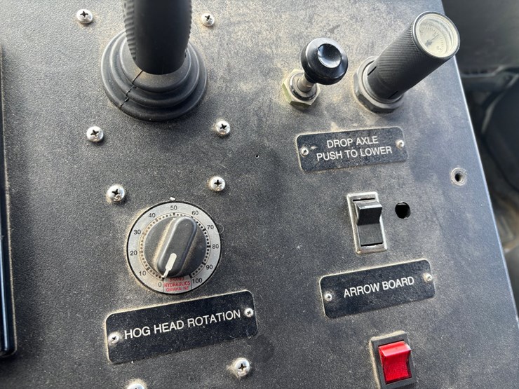 2005-gmc-t7500-image-23