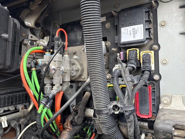 2016-massey-ferguson-8-image-13