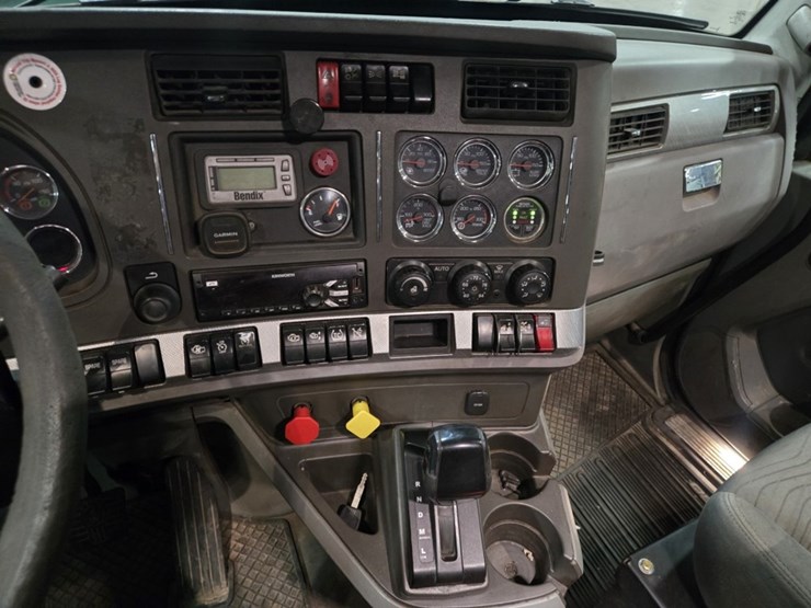 2017-kenworth-t680-image-63