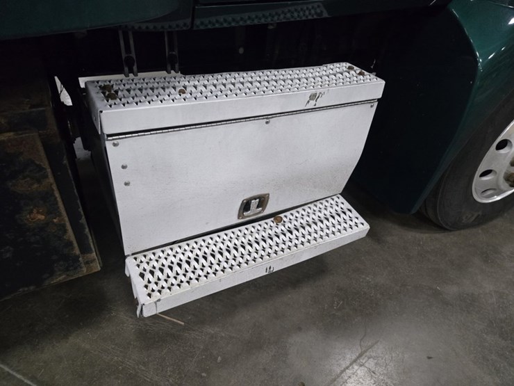 2017-kenworth-t680-image-28