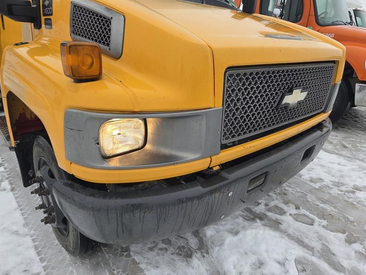 2005-massey-ferguson-8-image-9