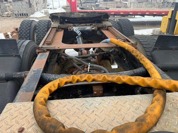 #1117-•-volvo-whitegmc-day-cab-truck-tractor-image-37