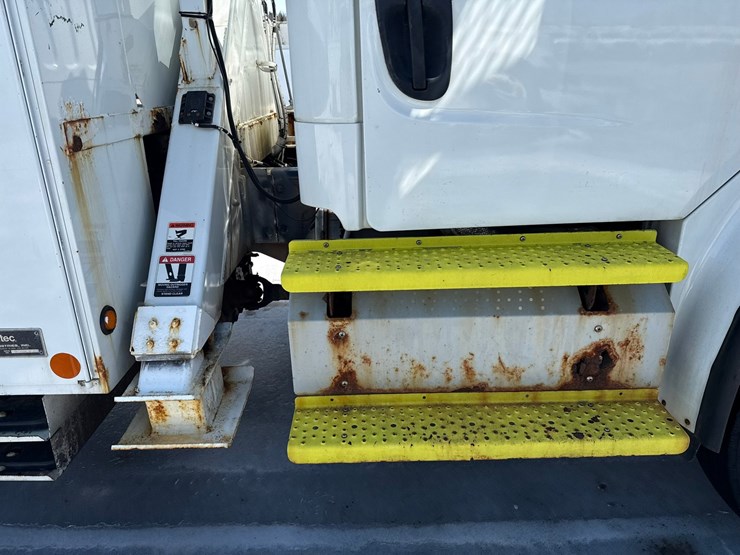 #1070-•-2012-freightliner-boom/crane-truck-image-41