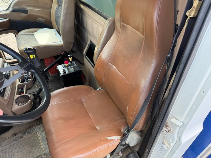 #1049-•-2005-mack-granite-tri-axle-dump-image-43