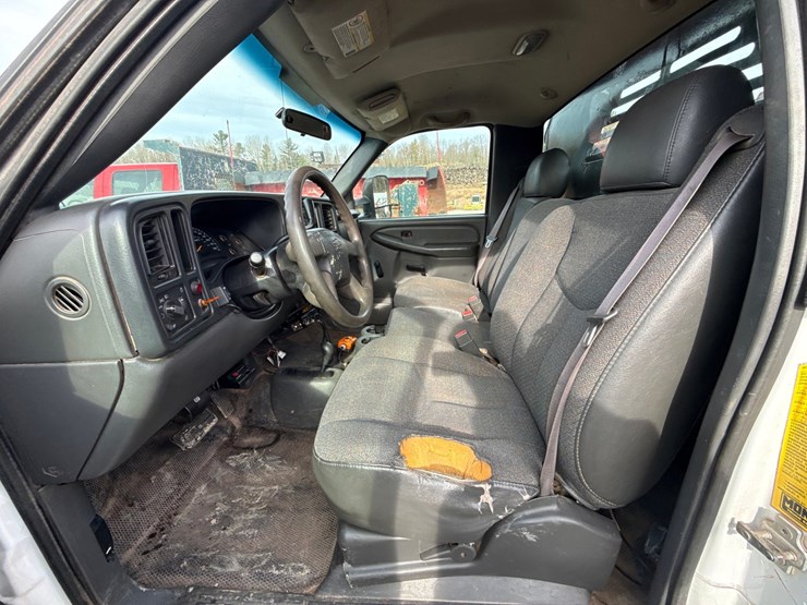 2005-chevrolet-3500-image-29