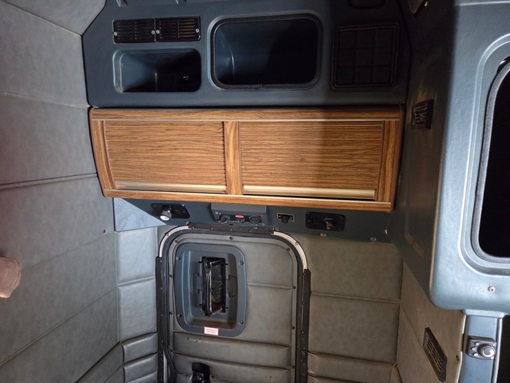 2002-peterbilt-379-image-66