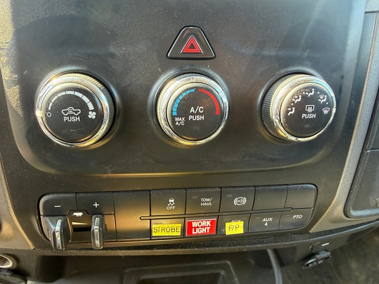 #1060-•-2015-ram-5500-heavy-duty-service-truck-image-35