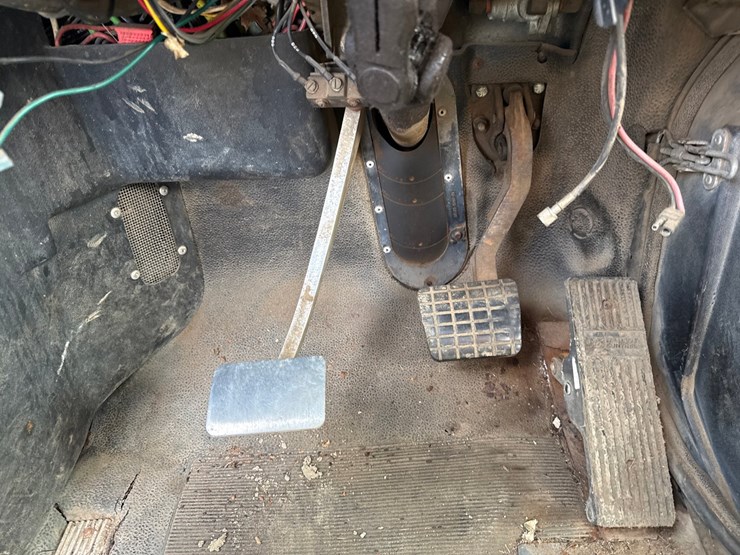 1990-massey-ferguson-8-image-69