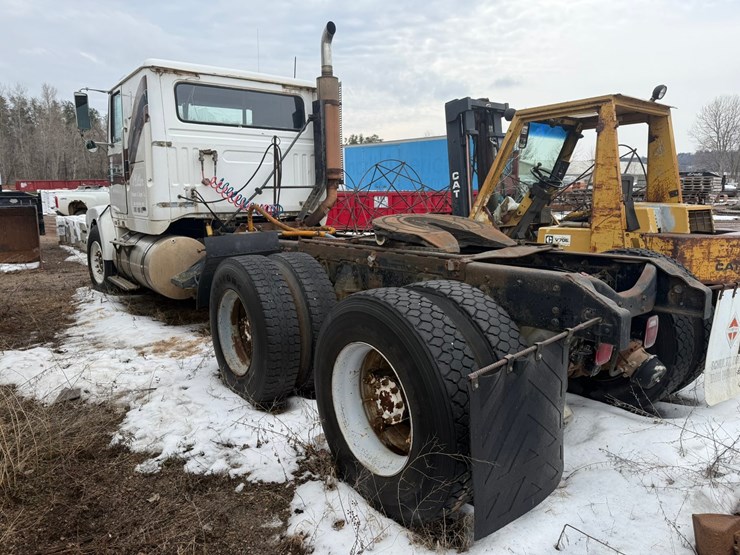 #1117-•-volvo-whitegmc-day-cab-truck-tractor-image-3