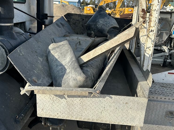 #2237-•-2006-mack-tri-axle-concrete-placement-truck-image-28