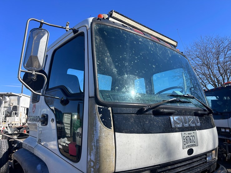 #1694-•-2004-isuzu-cab-and-chassis-image-20