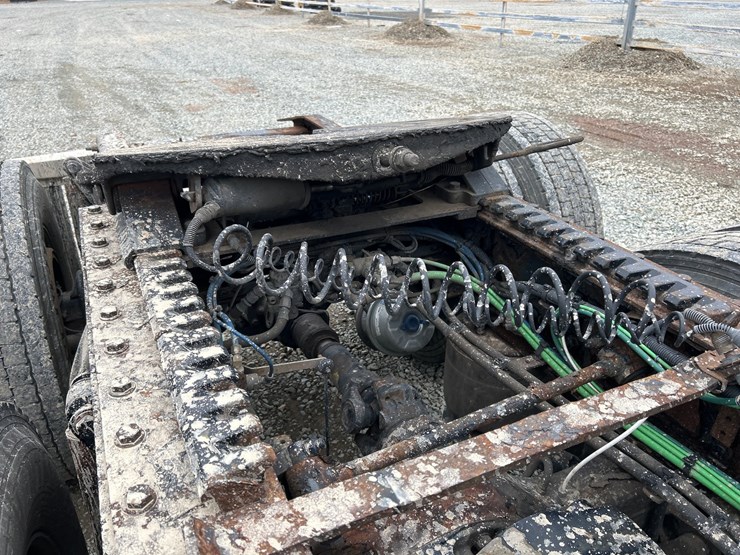 2017-massey-ferguson-8-image-23