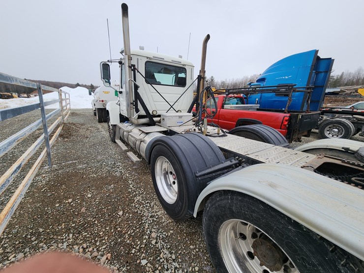 2014-massey-ferguson-8-image-17