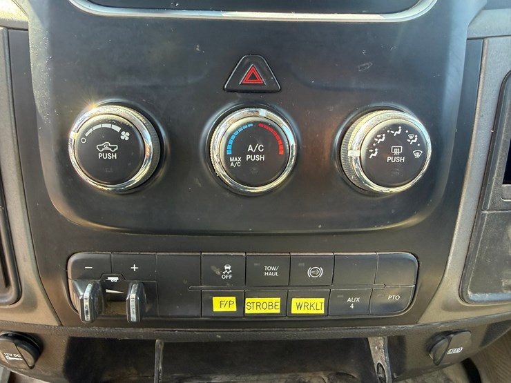 #1063-•-2014-ram-5500-heavy-duty-service-truck-image-26