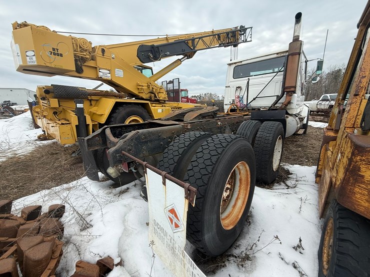 #1117-•-volvo-whitegmc-day-cab-truck-tractor-image-5