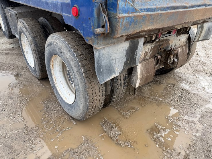 #1049-•-2005-mack-granite-tri-axle-dump-image-17