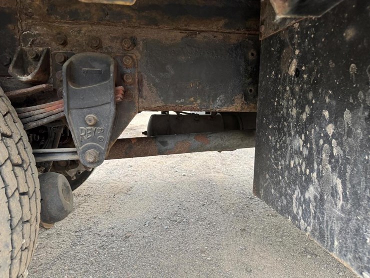 2003-peterbilt-330-image-46