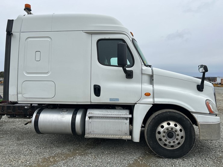 2017-massey-ferguson-8-image-14