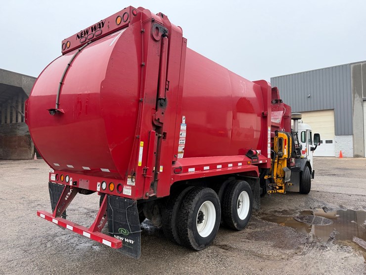 #1360-•-2019-peterbilt-pb520-side-load-garbage-truck-image-5
