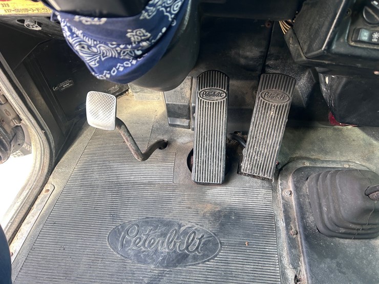 2000-peterbilt-379-image-54