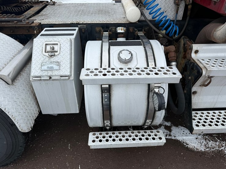 2011-kenworth-t800-image-26