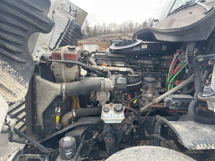 2017-massey-ferguson-8-image-56