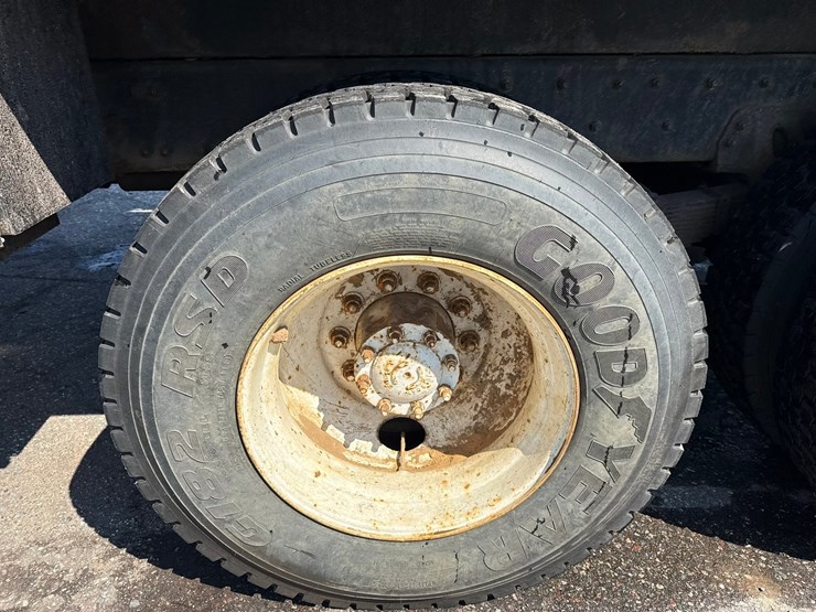 2002-freightliner-fl80-image-60