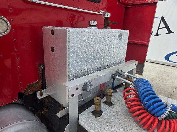 2002-peterbilt-379-image-28