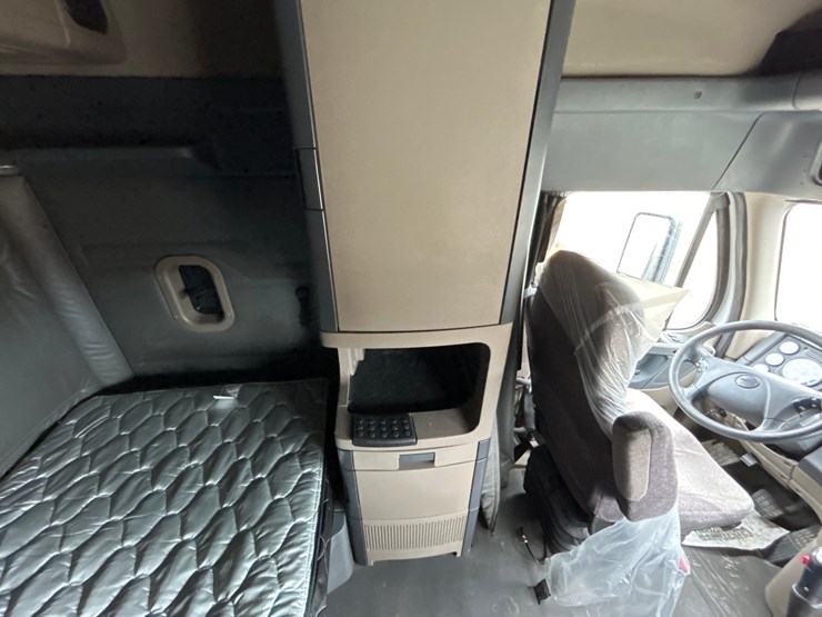 2017-massey-ferguson-8-image-75