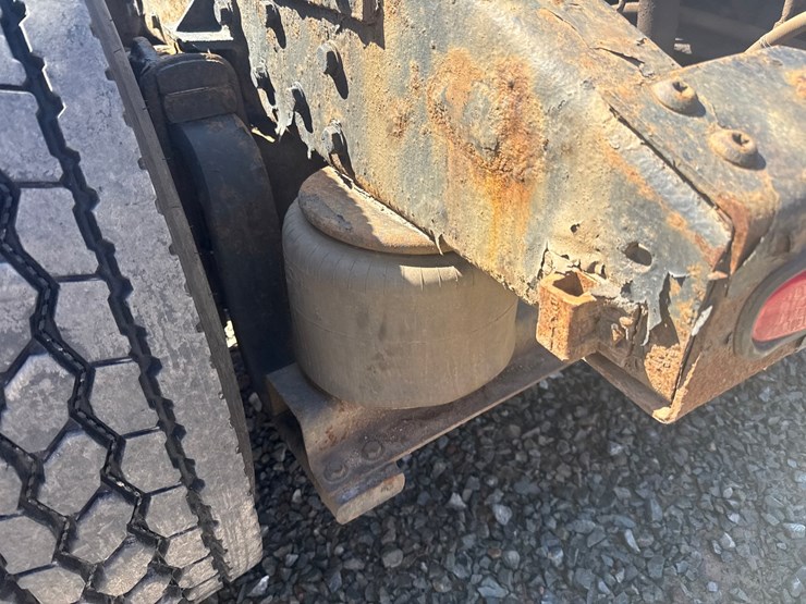 1994-peterbilt-359-image-39