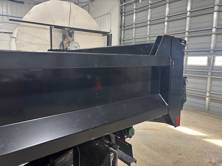 2022-ford-f550-sd-image-54