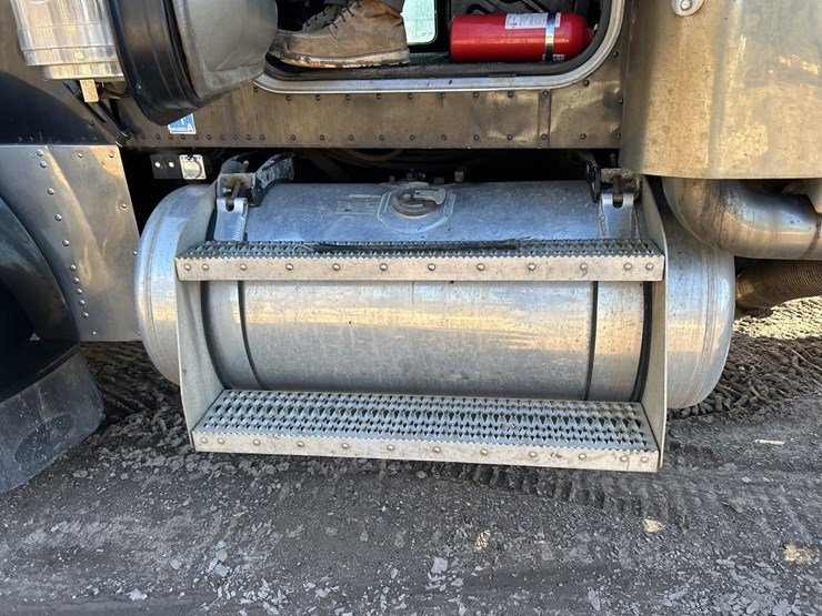 2005-peterbilt-379-image-35