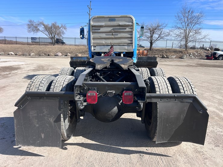 #1680-•-2003-freightliner-day-cab-truck-tractor-image-4