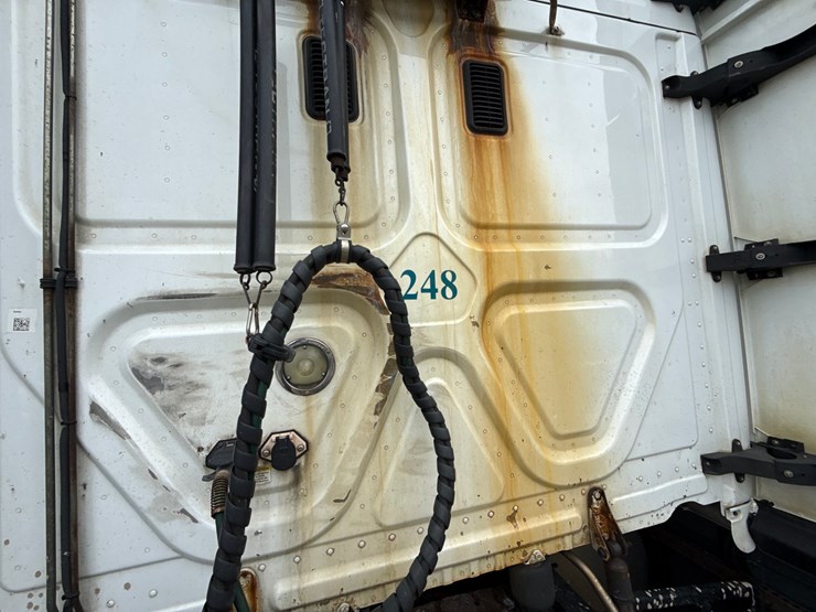 2016-massey-ferguson-8-image-36