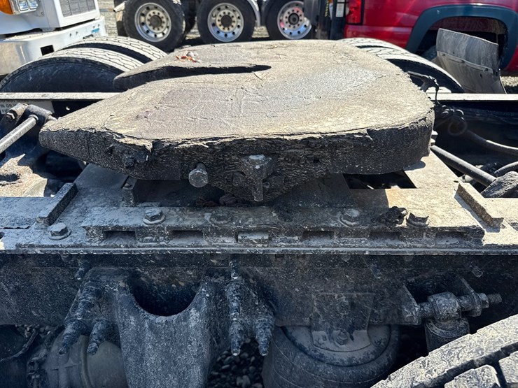 #2199-•-2020-international-a26-sleeper-cab-truck-tractor-image-27