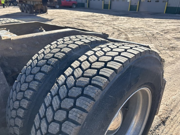 2005-peterbilt-379-image-95