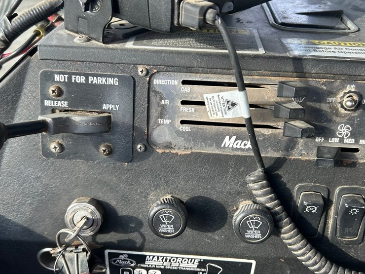 #2237-•-2006-mack-tri-axle-concrete-placement-truck-image-70