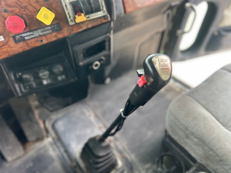 1999-peterbilt-379-image-46