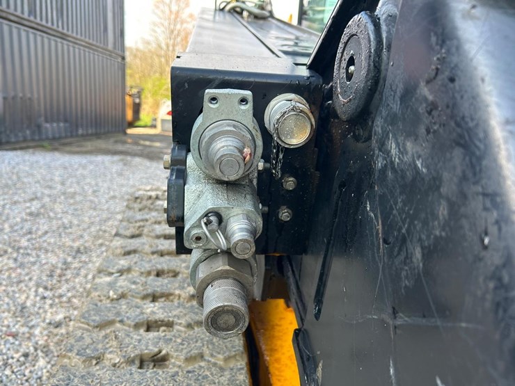 2022-jcb-2ts-7t-image-11